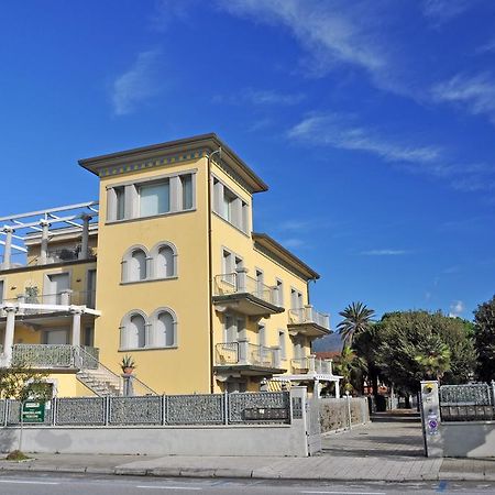 Holiday Apartments Fiumetto Marina di Pietrasanta Ruang foto
