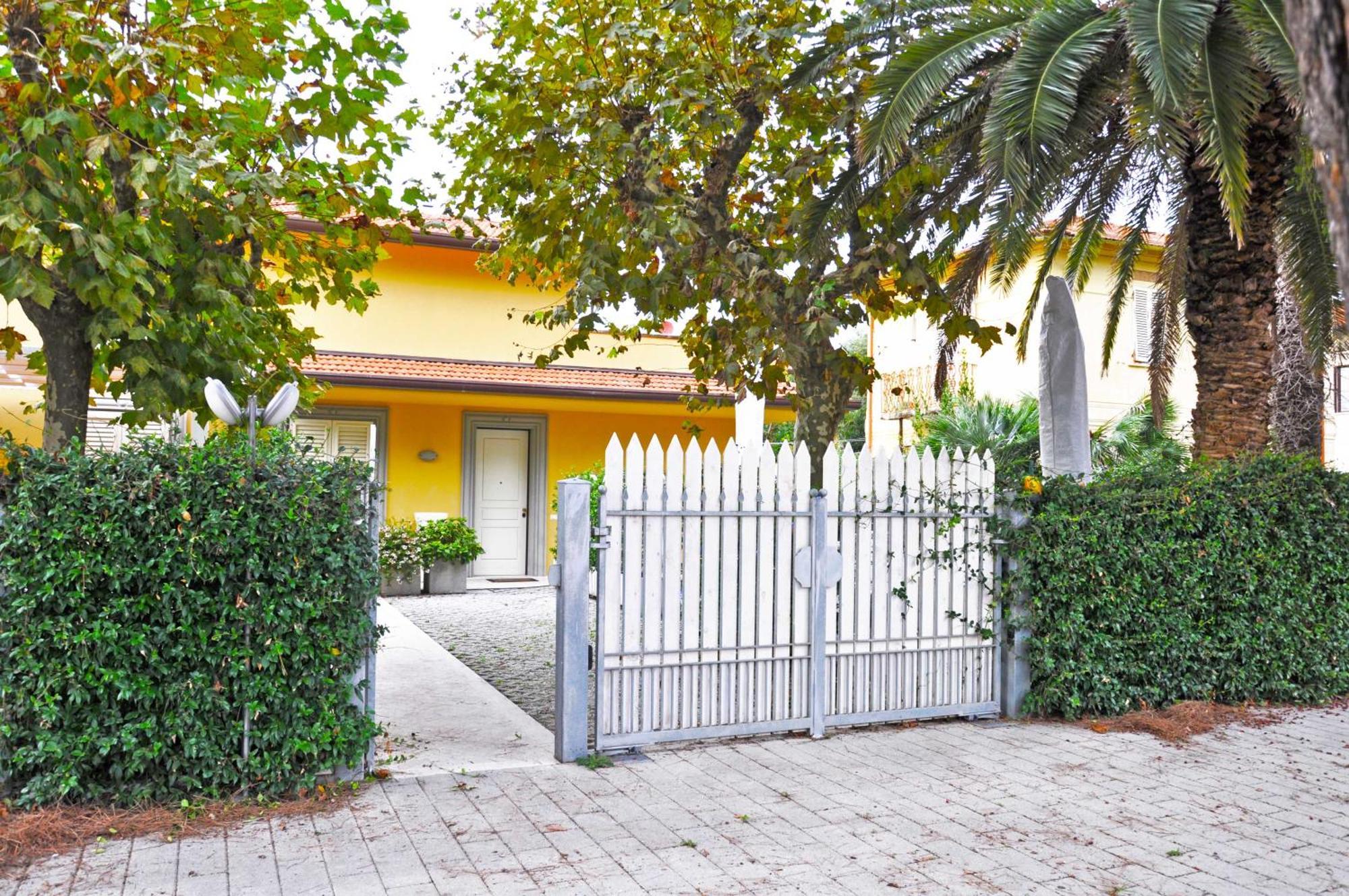 Holiday Apartments Fiumetto Marina di Pietrasanta Bagian luar foto